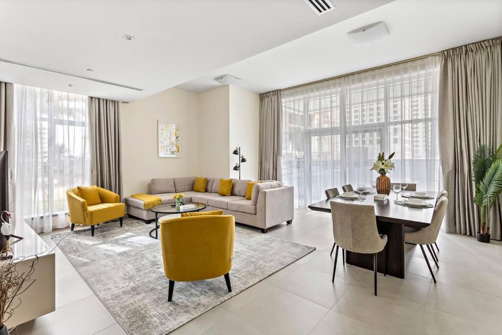 Posezení v ubytování StoneTree - Furnished 2 BR with Maids Room in Dubai Marina