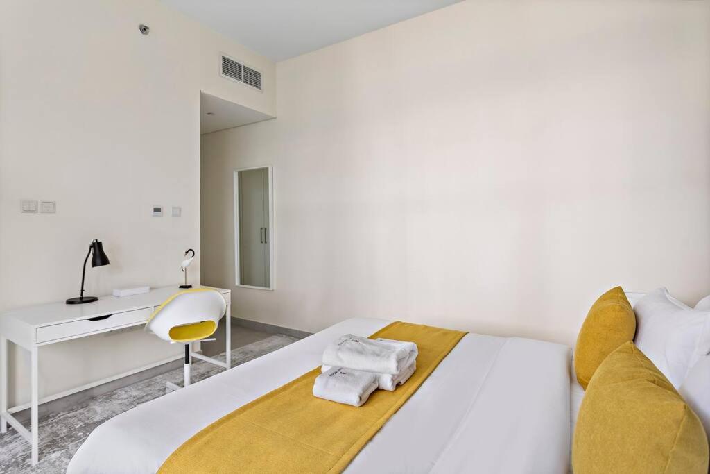 Postel nebo postele na pokoji v ubytování StoneTree - Furnished 2 BR with Maids Room in Dubai Marina