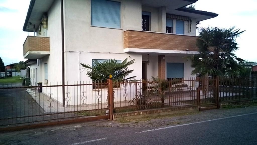 una casa con una valla delante de ella en CASA MAMMA, en Camponogara
