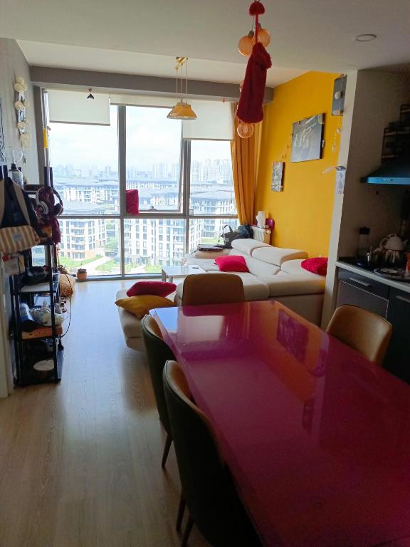 - un salon avec un canapé et une table avec des chaises dans l'établissement Miks Residence, à Istanbul