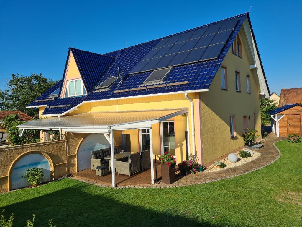 a house with solar panels on the roof at Ferienwohnung Am Helderbach 