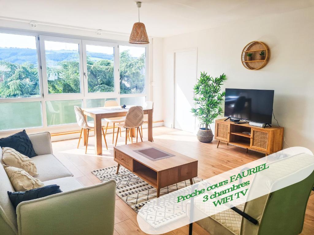 sala de estar con sofá y mesa en Style et Confort ! T4 - Parking - Vue - Lumineux, en Saint-Étienne