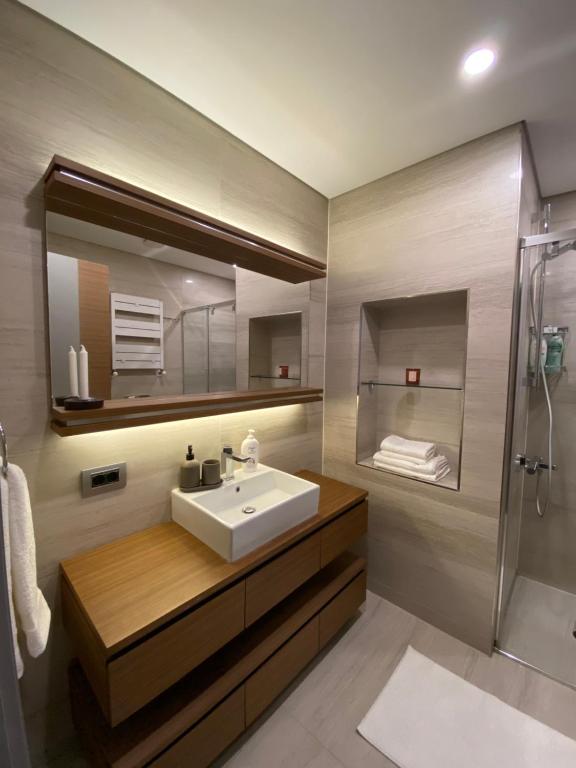 ein Bad mit einem Waschbecken und einer Dusche in der Unterkunft Havuz olanağına sahip , otel konforu sunan daire in Istanbul