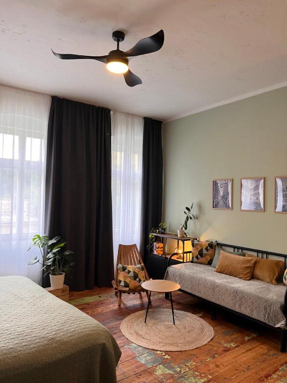 Letto o letti in una camera di FOUR ROOMS Carlsbad Authentic