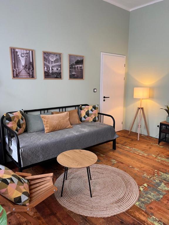 Area soggiorno di FOUR ROOMS Carlsbad Authentic