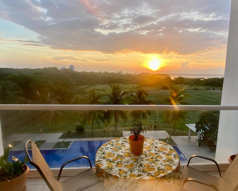 una mesa en un balcón con vistas a la puesta de sol en PlayaBlanca Ocean Blue "Vista al Mar" en Playa Blanca