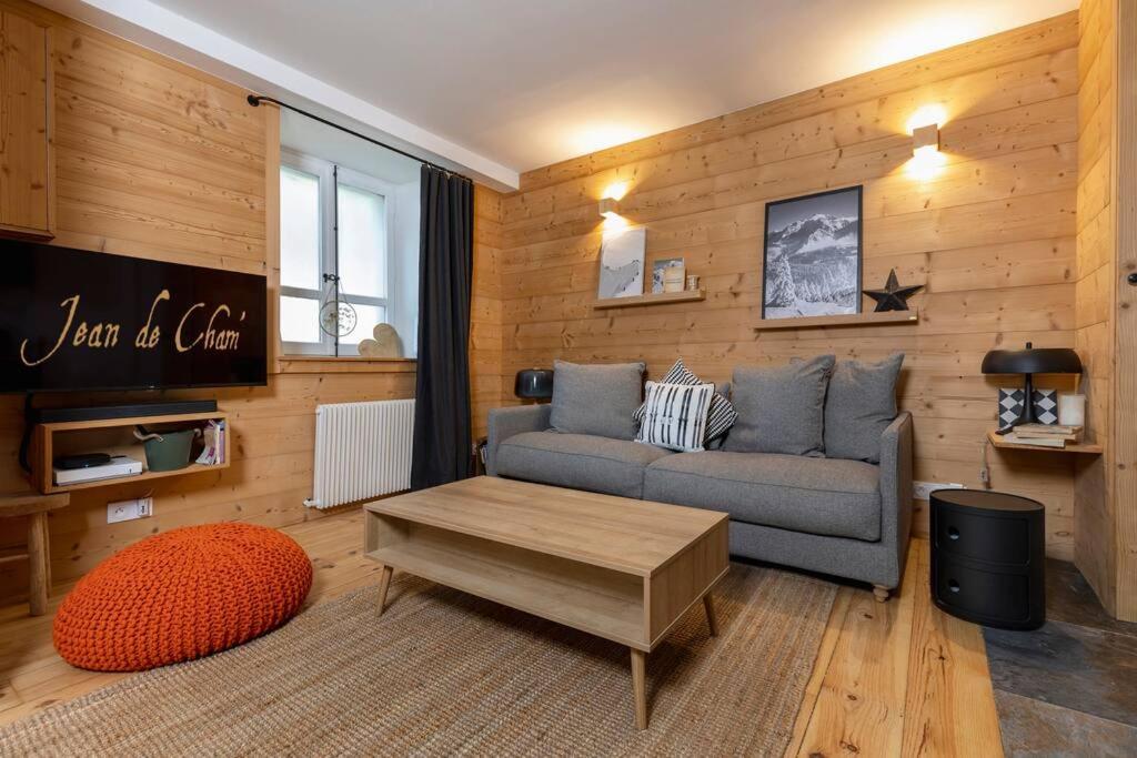 un salon avec un canapé et une table basse dans l'établissement Le Refuge du Lyret - 2 Pers - Rénové, à Chamonix-Mont-Blanc