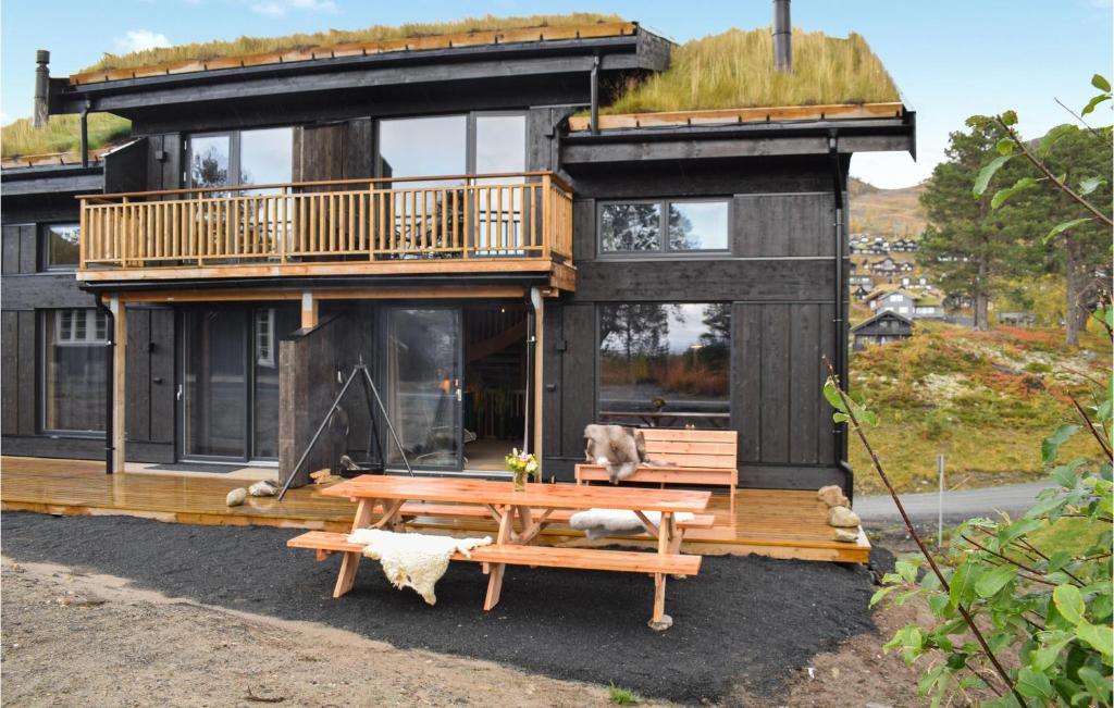 een huis met een grasdak en een picknicktafel bij Gorgeous Home In Rauland With Wifi in Torvetjørn