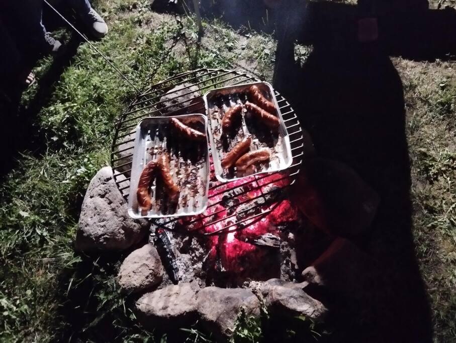 As comodidades para churrasco disponíveis para os clientes desta villa