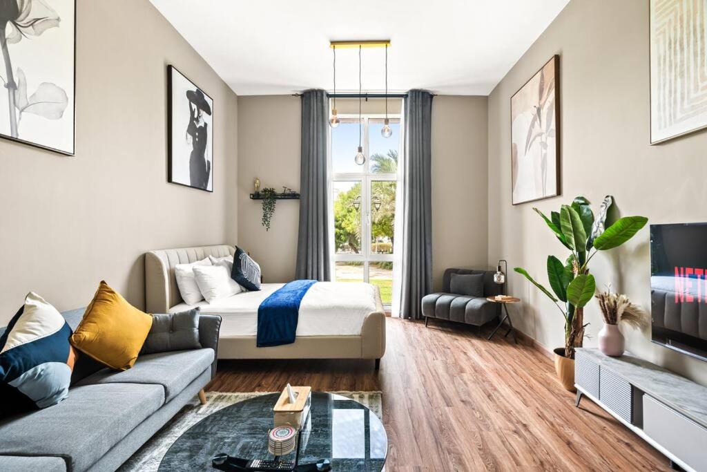 a living room with a bed and a couch at Luxury apartment at Discovery in Dubai