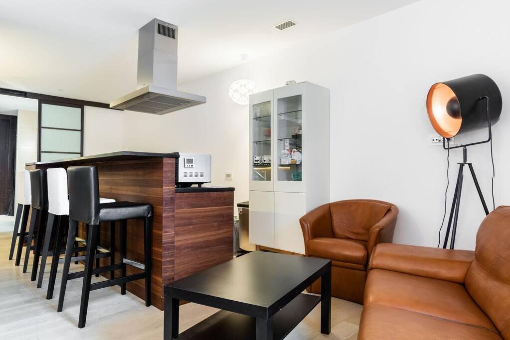 een woonkamer met een bank en een tafel bij Eglise catholique - Cosy and bright apartment in Montreux in Montreux