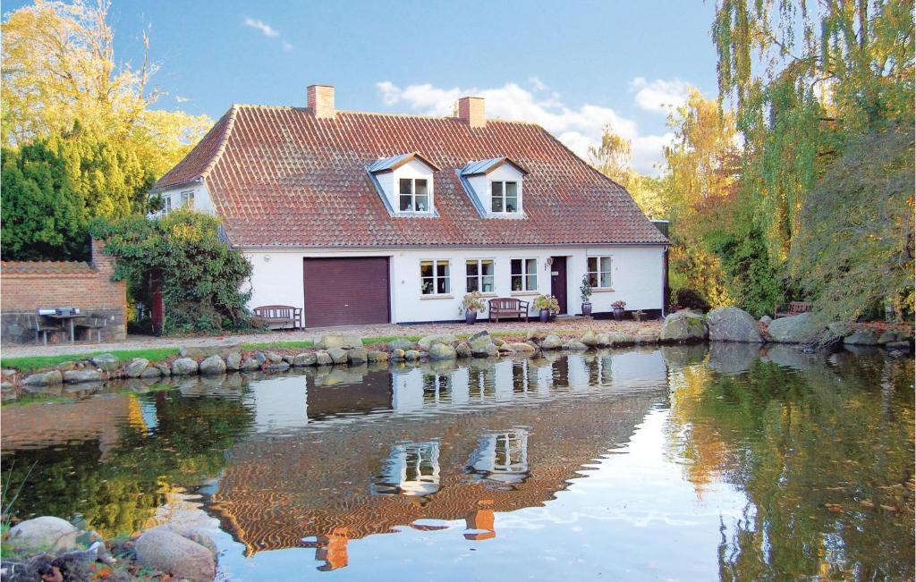 una casa sentada a orillas de un río en Beautiful Home In Sydals With Kitchen en Høruphav