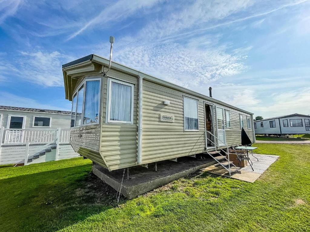 een stacaravan in een tuin bij Lovely Caravan By The Beach In Pakefield, Suffolk Ref 68007cl in Lowestoft