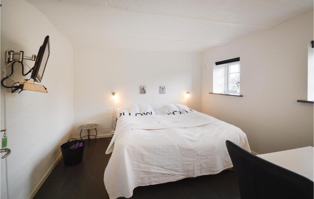 En eller flere senge i et værelse på 1 Bedroom Stunning Apartment In Ribe