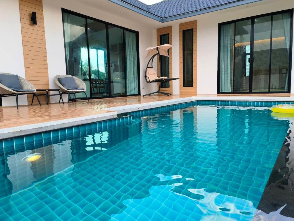 uma piscina em frente a uma casa em Miramonti Pool Villa เขาใหญ่ em Wangkata