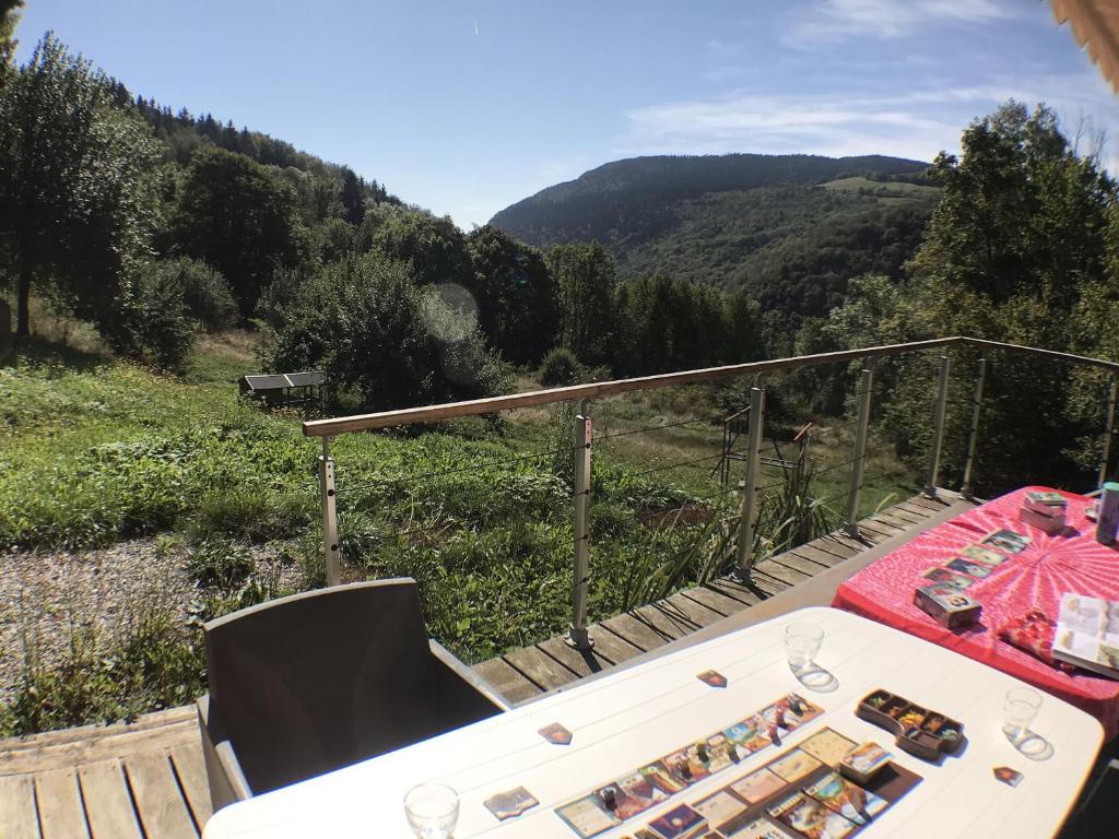 una mesa en un balcón con vistas a la montaña en Grande demeure familiale, en Les Déserts