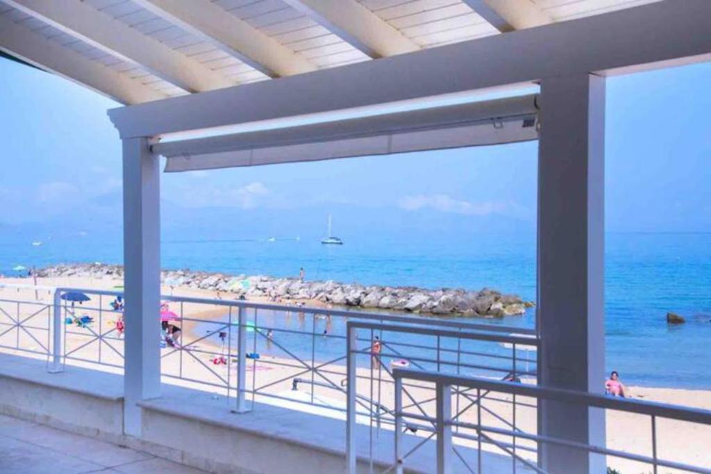 トラッペートにある4 bedrooms apartement at Piano di Trappeto 10 m away from the beach with sea view furnished terrace and wifiのビーチの景色を望むバルコニーが備わる客室です。