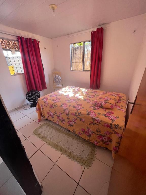 una camera con letto e tende rosse di Encanto do litoral a Parnaíba