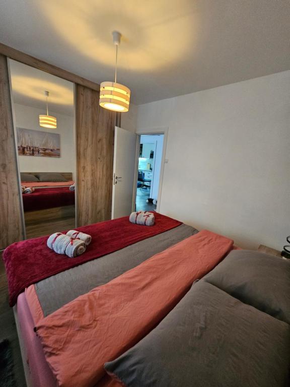 Postel nebo postele na pokoji v ubytování Apartman Aleksandra u strogom centru grada