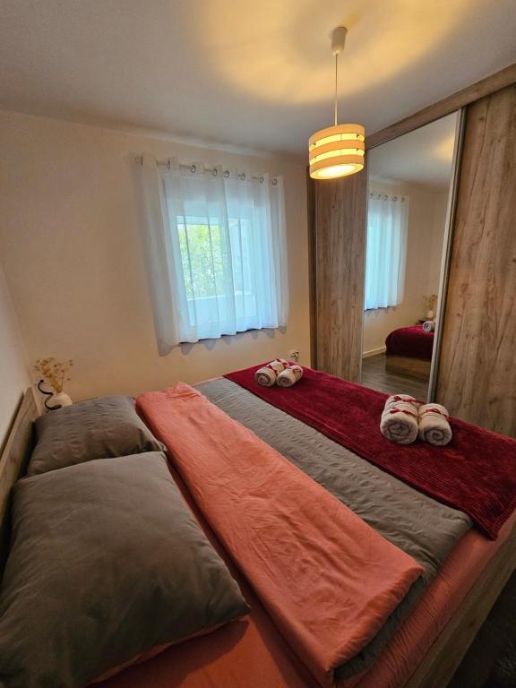 Postel nebo postele na pokoji v ubytování Apartman Aleksandra u strogom centru grada