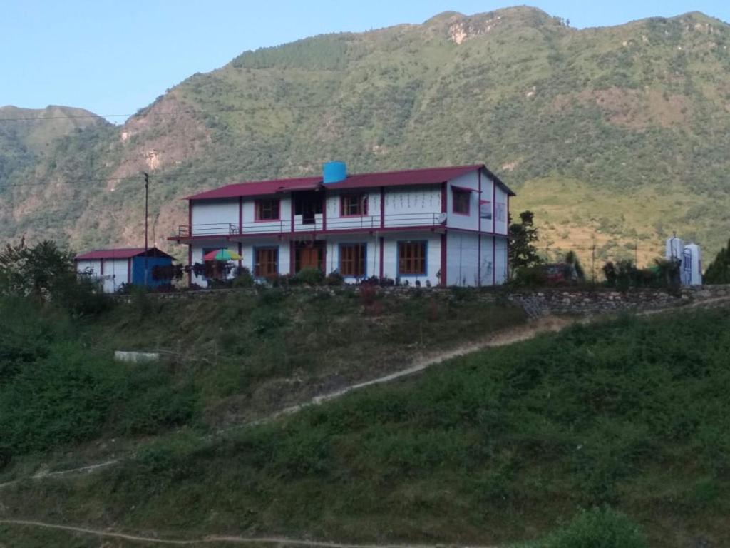una casa sentada en la cima de una colina en Villotale Khadait SH en Badīyārgaon