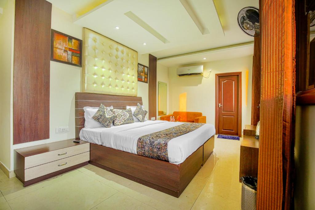 1 dormitorio con 1 cama grande en una habitación en VK Hotels & Resorts en Amritsar