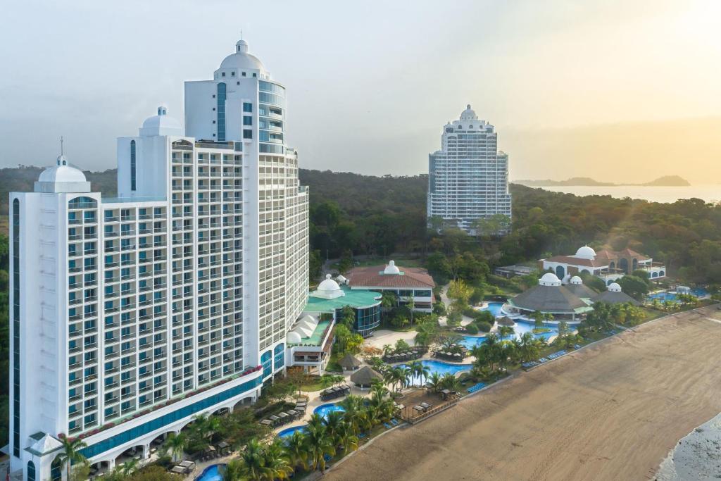 uma vista aérea do resort com a praia e os edifícios em The Westin Playa Bonita Panama em Playa Bonita