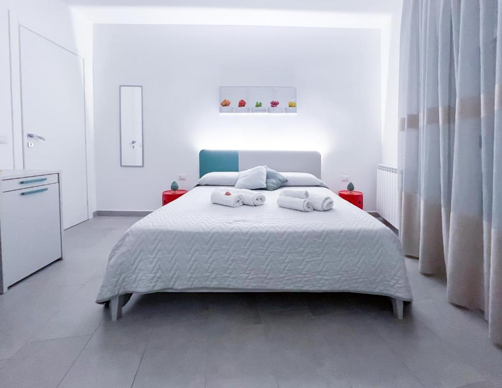 1 dormitorio con 1 cama con 2 toallas en Al Centro Storico, en Caltagirone