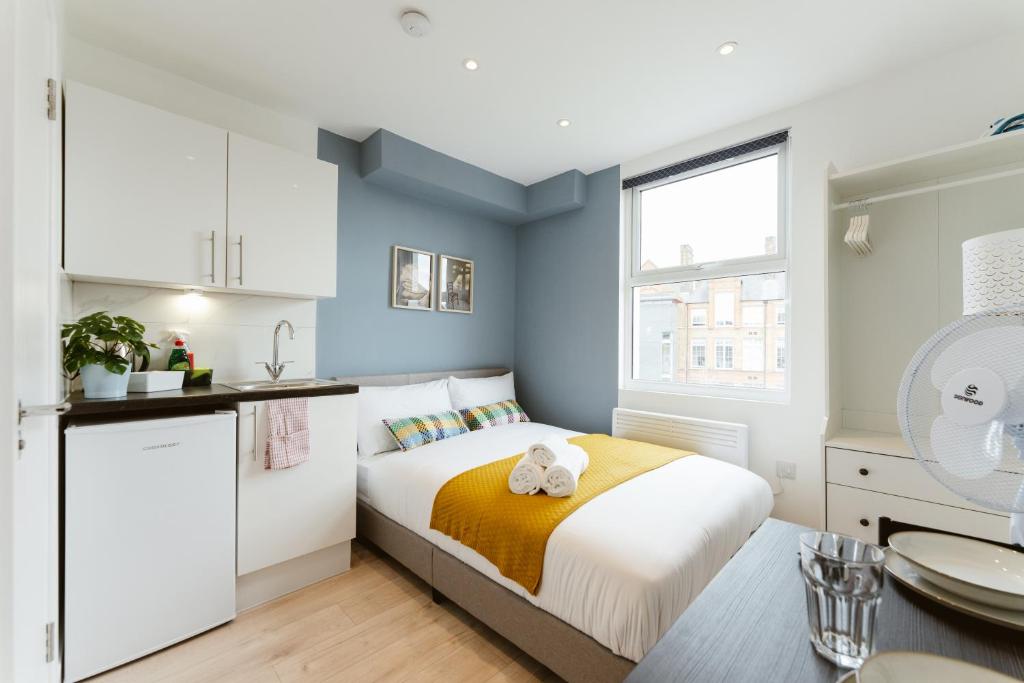 a small bedroom with a bed and a sink at The Finsbury Park Star Apartments in London