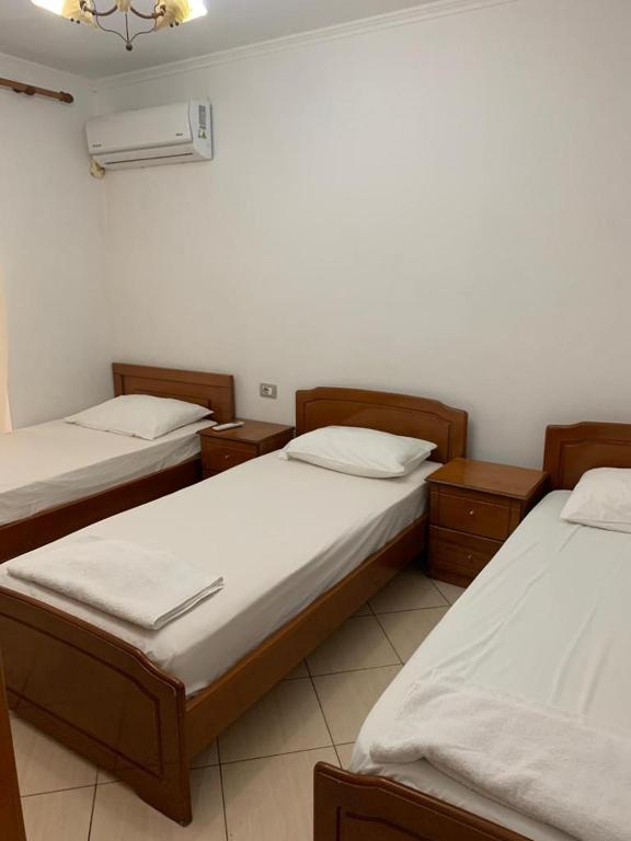 Posteľ alebo postele v izbe v ubytovaní Centre Hostel Sarande