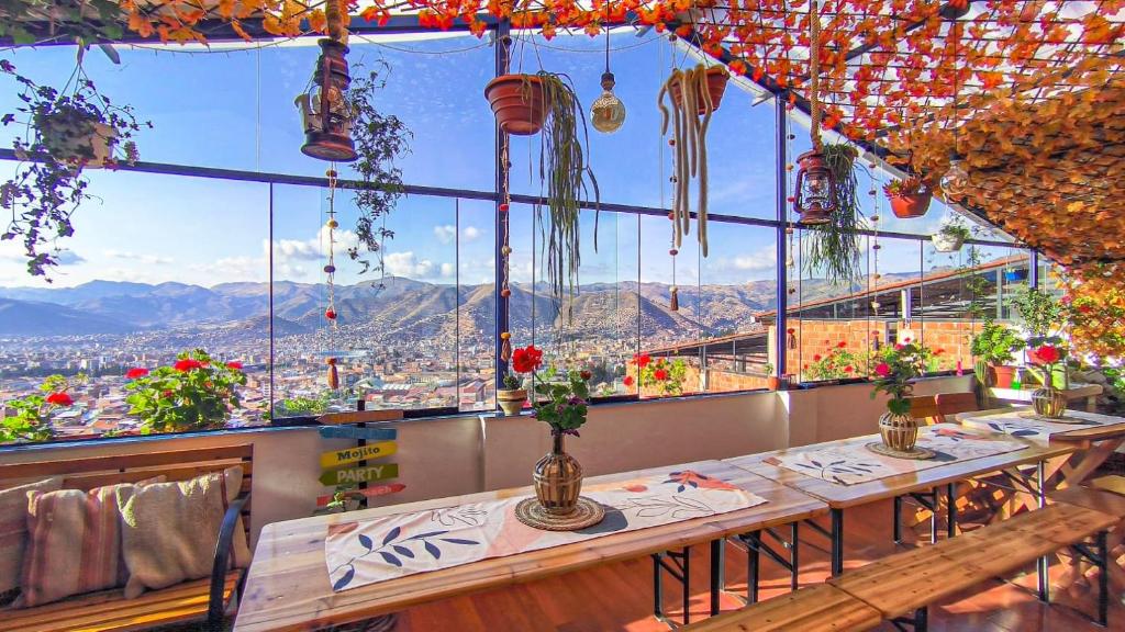 un restaurante con mesas y vistas a la ciudad en GRAN CASA de vacaciones; 15min plaza principal a pie, en Cusco