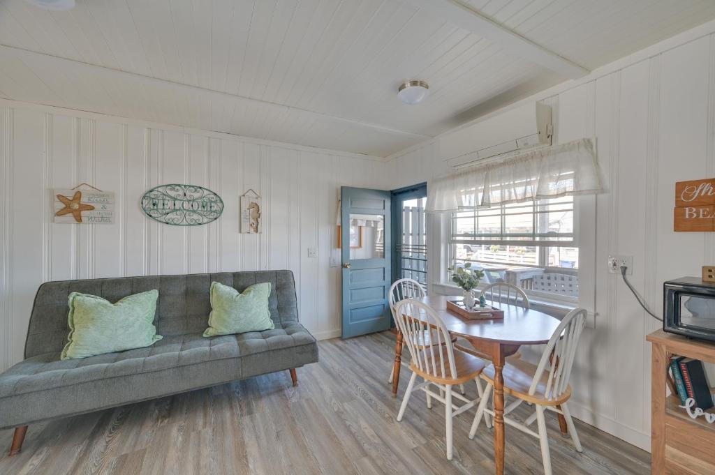 漢普頓的住宿－Charming Hampton Home with Porch, Walk to Beach!，客厅配有沙发和桌子
