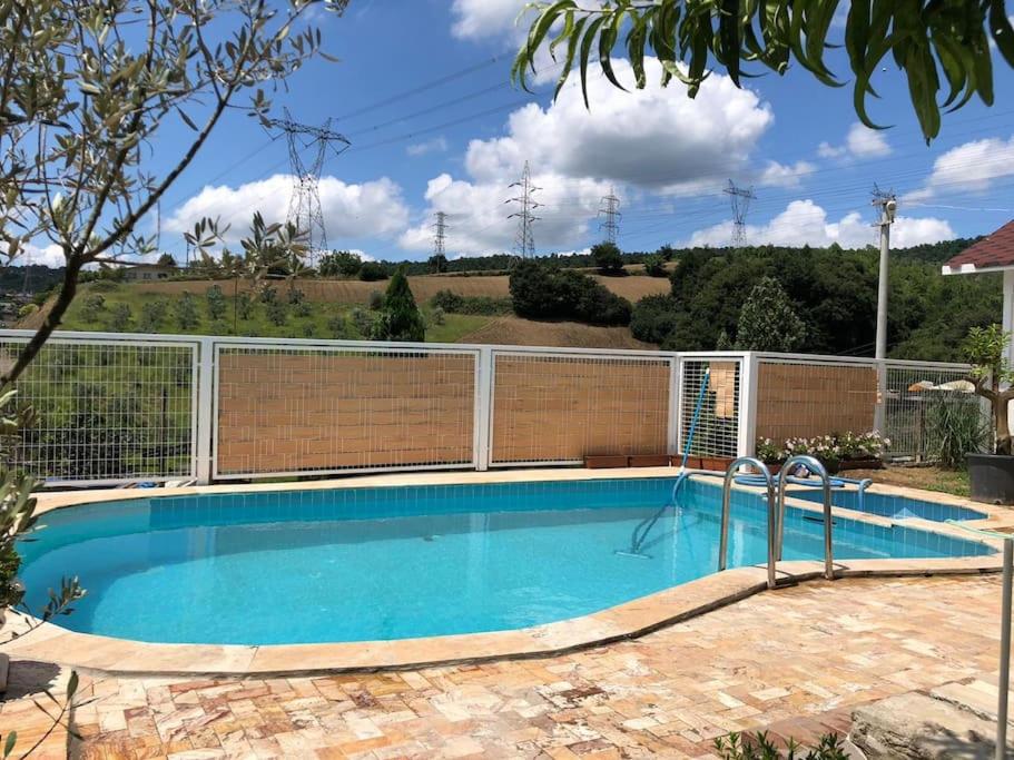 - une piscine dans une cour avec une clôture dans l'établissement Villa with detached pool overlooking Sapanca lake, 