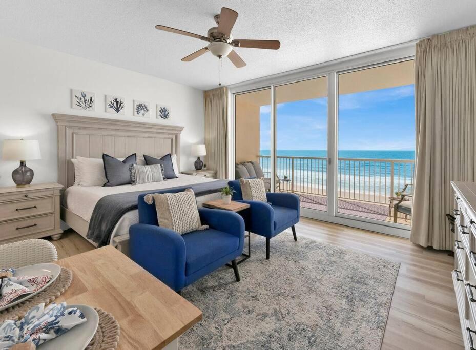 Un dormitorio con una cama y vista al mar. en Beachfront Studio #509 at Majestic, en Panama City Beach
