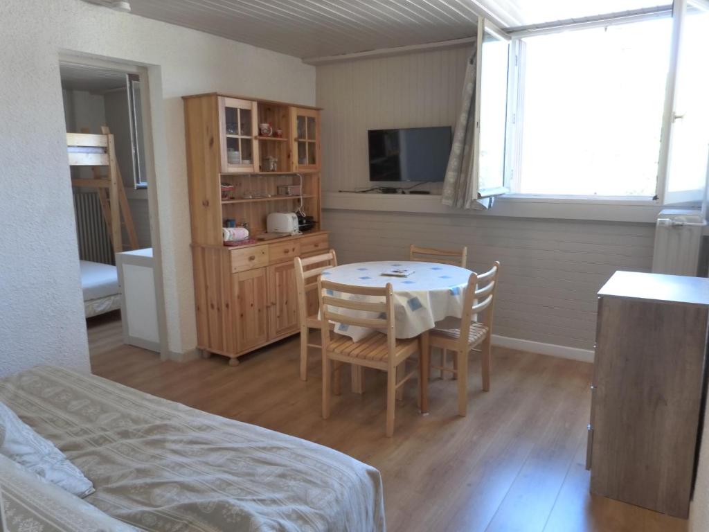 Uvernet的住宿－Clos du loup，一间带桌椅的房间和一间卧室
