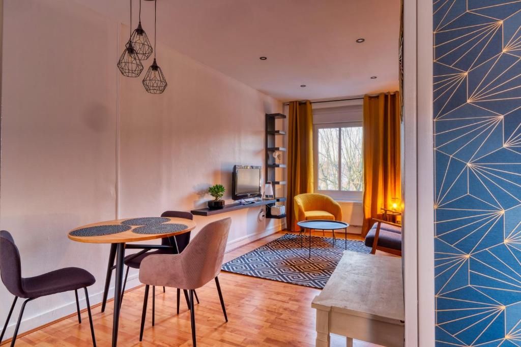sala de estar con mesa y sillas en LnBnB * Appartement cosy * Péronne centre * face au château, en Péronne