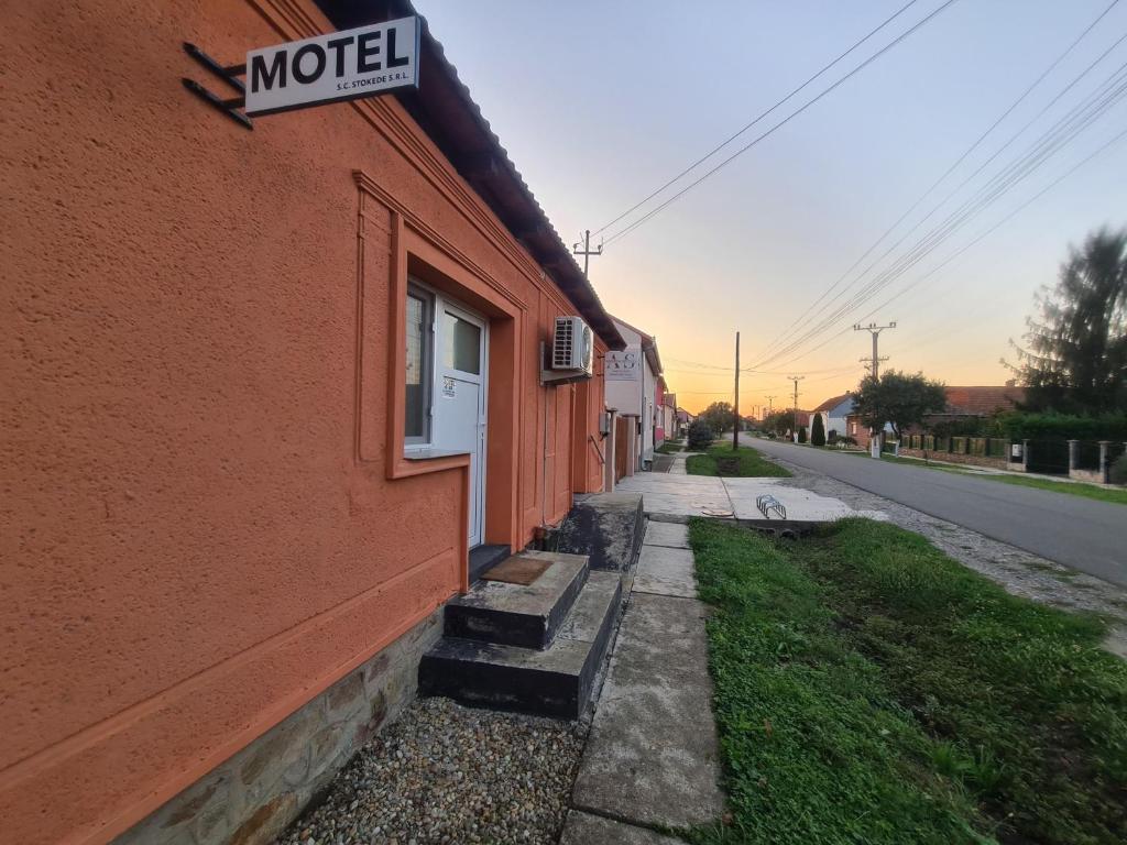 a motel sign on the side of a building at Motel in Diosig