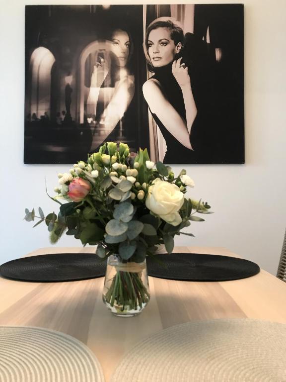 a vase of flowers sitting on a table at Ferienwohnung New Town in Dresden
