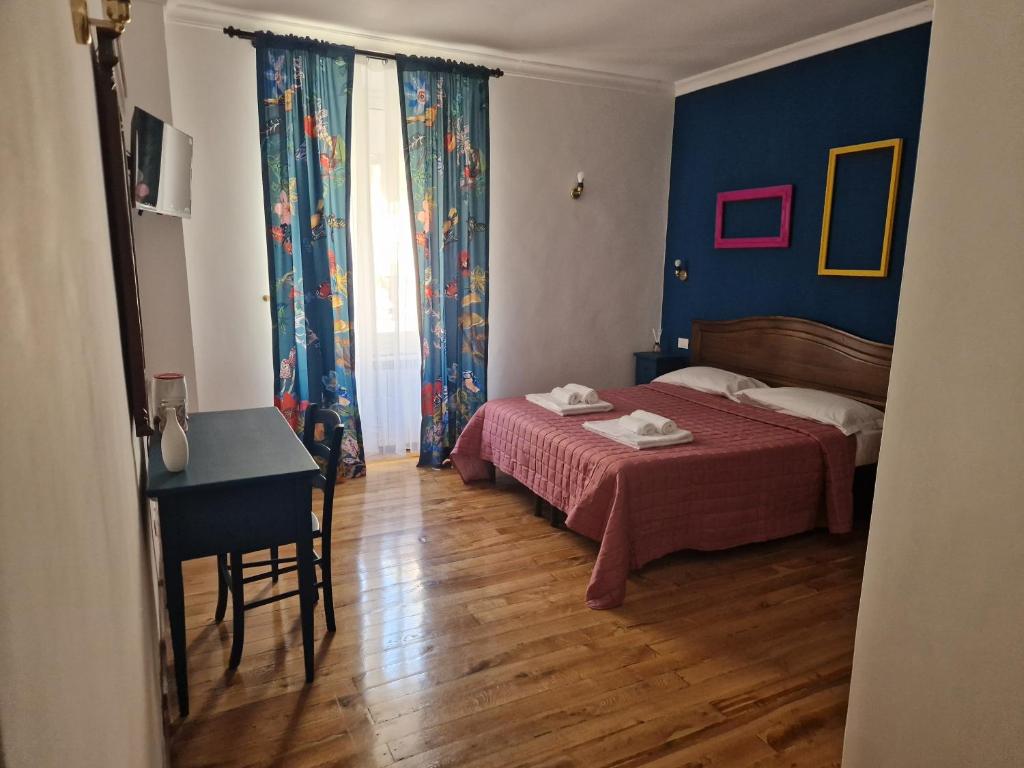 ローマにあるPepe's Place - Carlo Albertoのベッドルーム1室(ベッド1台、テーブル、デスク付)