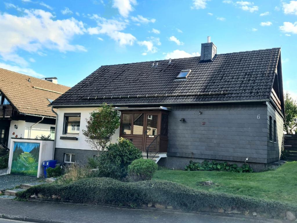 ブラウンラーゲにあるFerienwohnung Arnika inklusive Wäschepaketの庭の黒屋根の家