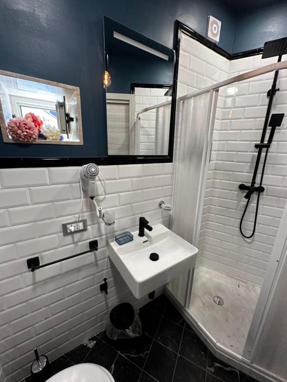 een badkamer met een wastafel, een douche en een toilet bij Le Case Col Sole da Silvia INTERNO 1 in Cisterna di Latina