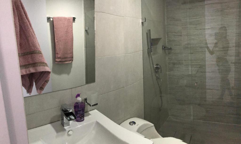 ein Bad mit einem Waschbecken, einem WC und einer Dusche in der Unterkunft Apartamento confortable y excelente ubicación in Bello