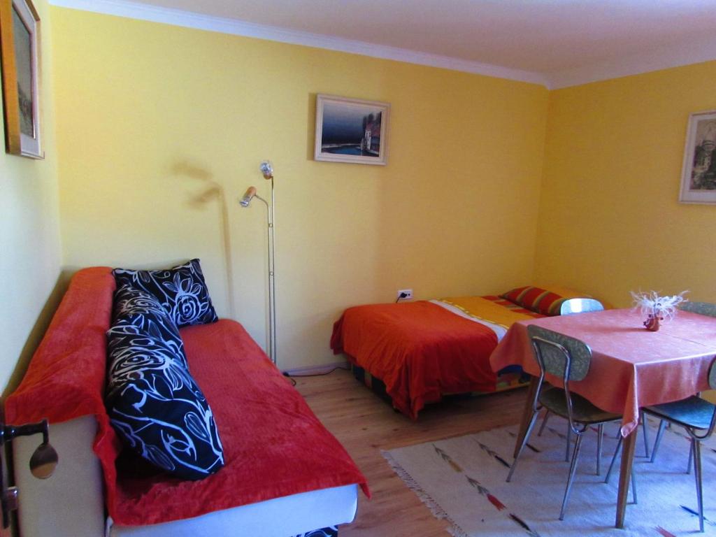 Postel nebo postele na pokoji v ubytování Tourist Farm Dujceva Domacija