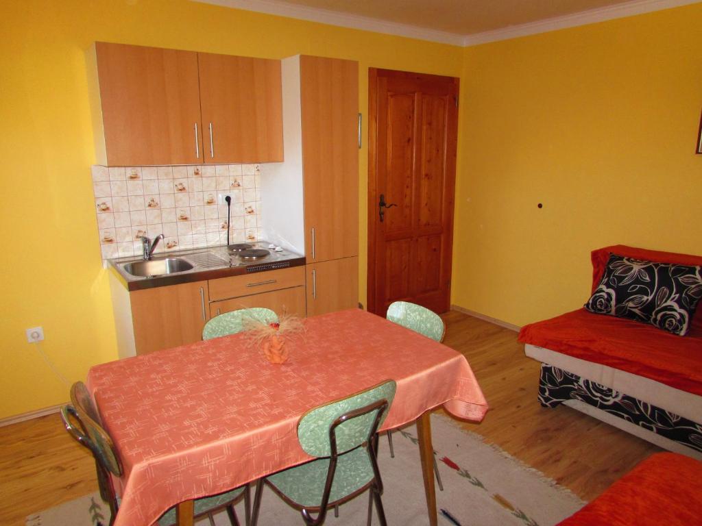 Kuchyň nebo kuchyňský kout v ubytování Tourist Farm Dujceva Domacija