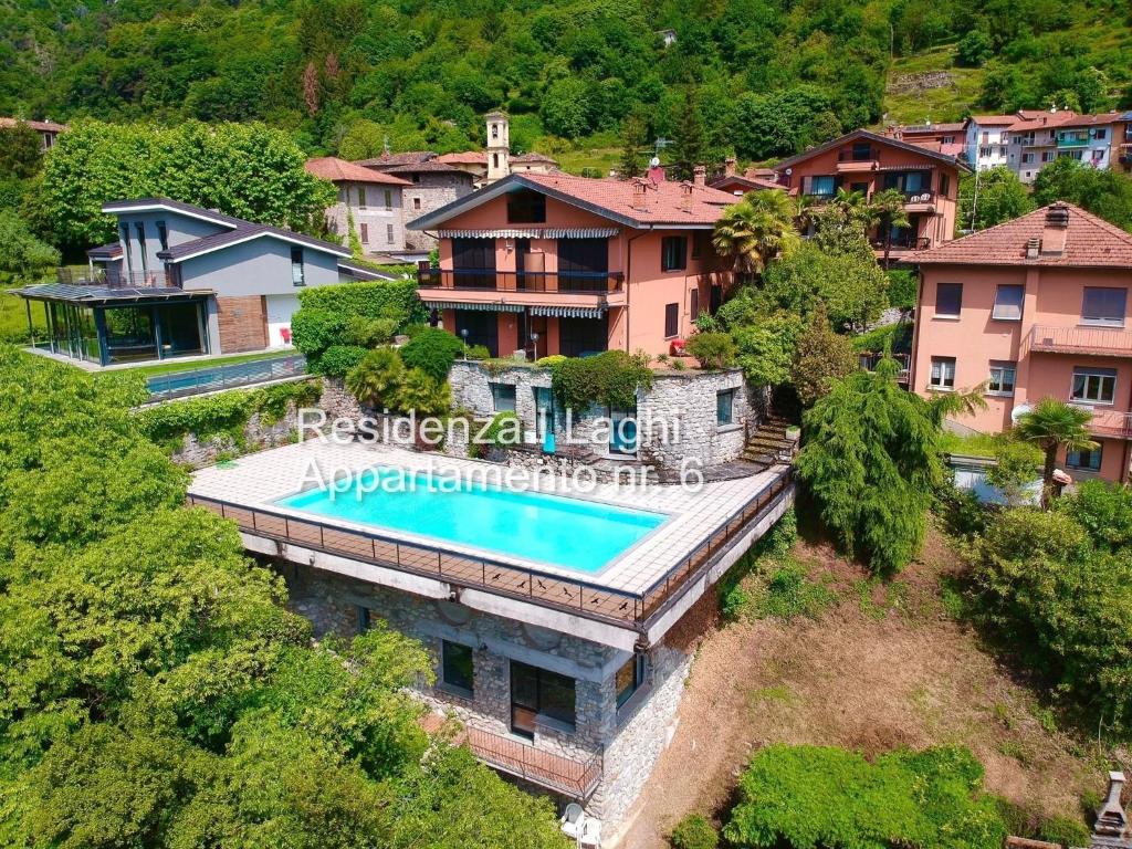 vista aerea di una casa con piscina di Residenza I Laghi a Porlezza