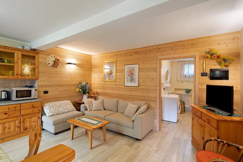 ein Wohnzimmer mit Sofa und Fernseher in der Unterkunft Casa Silvia in Livigno