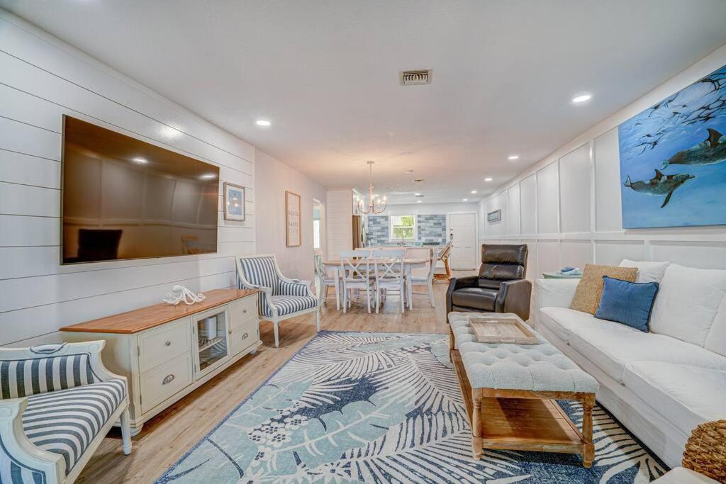 Waterfront Cottage with boat lift and beach access, Jensen Beach