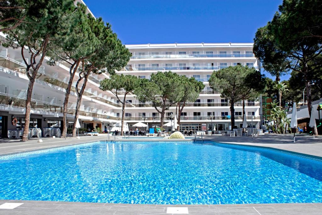 a swimming pool in front of a building at Hotel Best Oasis Park in Salou