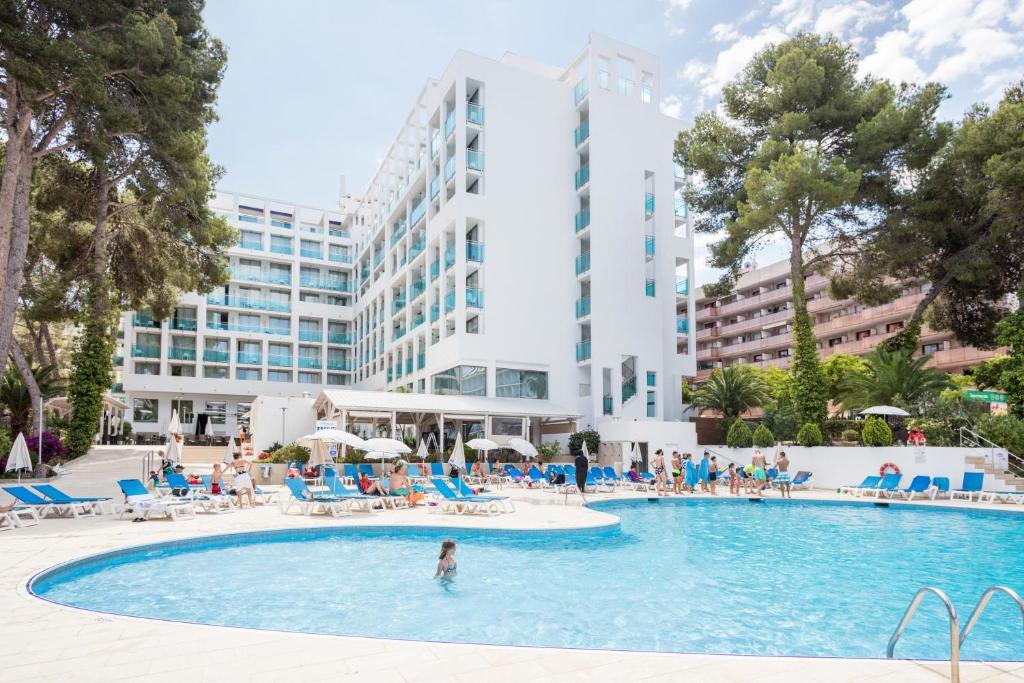 een hotelzwembad met een groot gebouw op de achtergrond bij Hotel Best Mediterraneo in Salou