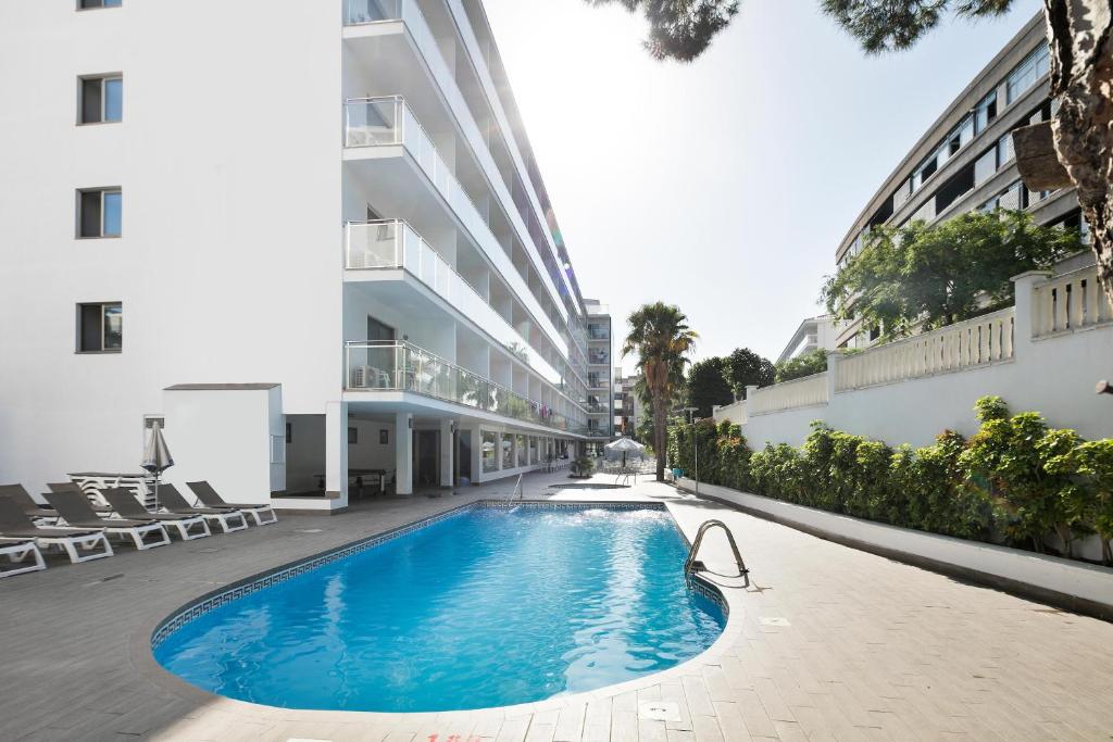 een zwembad voor een gebouw bij Hotel Best Los Angeles in Salou